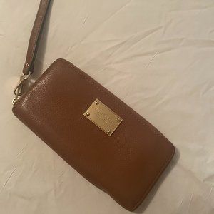 Michael Kors, brown/luggage wristlet / wallet, new